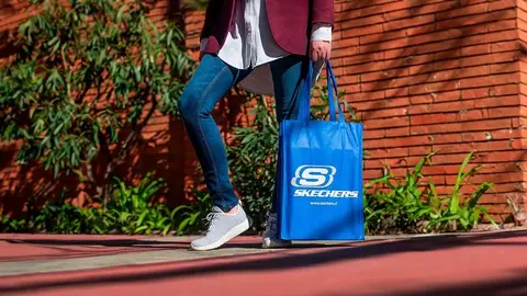 Cliente con bolsa reutilizable de Skechers