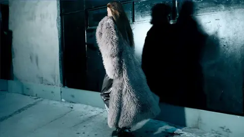 Abrigo efecto pelo extra largo de cuello solapa y manga larga de Zara (Grupo de moda Inditex)