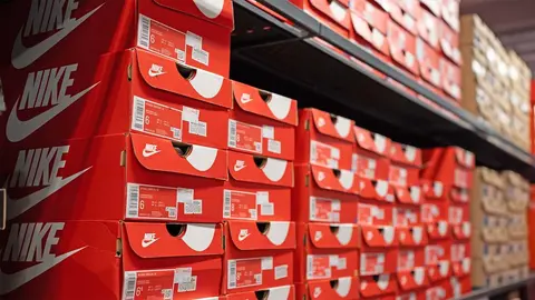 Cajas de zapatillas en tienda NIKE