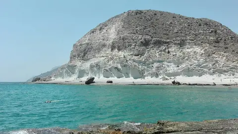 Hallan un cad&aacute;ver en una cala de N&iacute;jar. Se investigan las circunstancias de la muerte