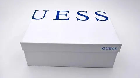 Caja de zapatos de GUESS