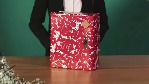 Regalo de Navidad para Reyes Magos o Papa Noel envuelto con papel navide&ntilde;o de El Corte Ingl&eacute;s