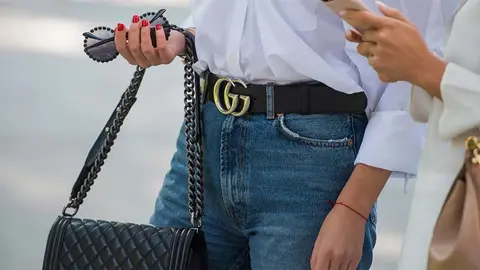 Mujer vestida de Gucci fuera de un desfile de moda durante la Semana de la Moda de Mil&aacute;n