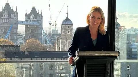 La presidenta de la Diputaci&oacute;n de C&aacute;diz, Almudena Mart&iacute;nez, comparece con el fondo de la Tower Bridge de Londres