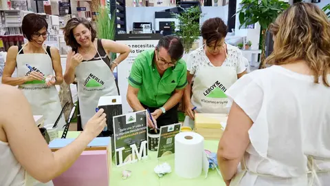 Una trabajadora en Leroy Merlin