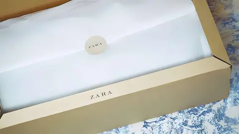 Caja de exclusiva ropa de Zara - Grupo Inditex