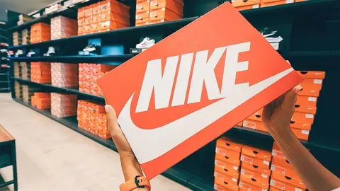 Caja de zapatillas NIKE en interior de tienda