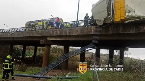 Accidente de un cami&oacute;n en el puente del Arroyo, a las afueras de Jerez