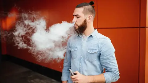 Un joven vapeando