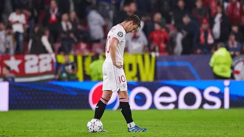 Rakitic desolado tras caer ante el PSV | Foto: Salvador L&oacute;pez para El MIRA