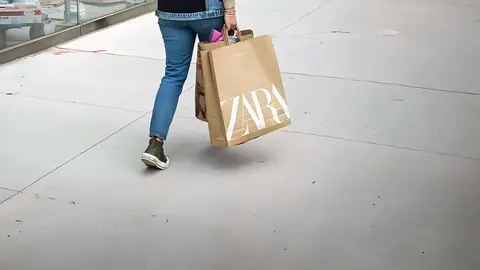 Mujer camina con bolsa de compra de ZARA - Grupo Inditex