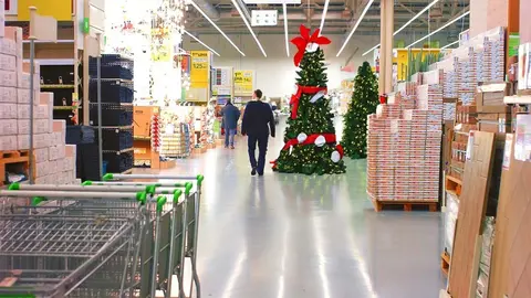 Pasillo central de tienda Leroy Merlin en Navidad
