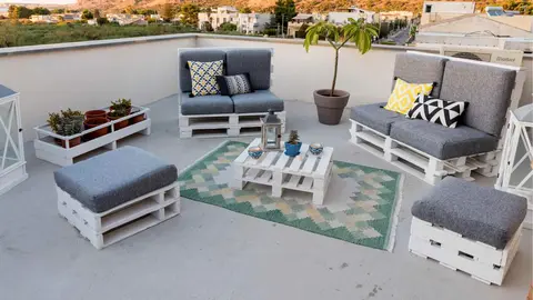Terraza moderna realizada con pales de madera