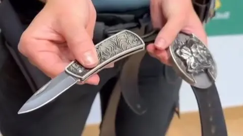 Hallan a una mujer 'cosida' a navajazos en una calle de C&oacute;rdoba