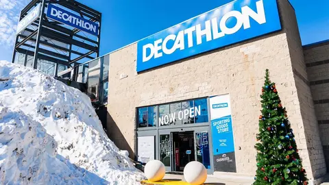Tienda Decathlon en invierno