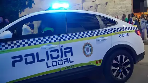 Coche patrulla de la Polic&iacute;a Local de Jerez en el centro de la ciudad