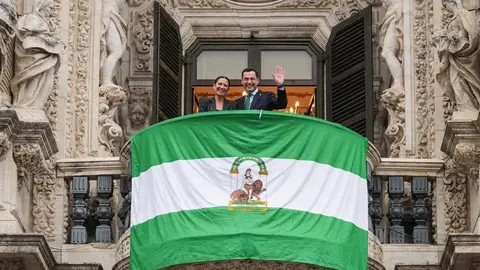 Juanma Moreno, en la celebraci&oacute;n del 4D. "Andaluc&iacute;a est&aacute; cargada de pasado pero llena de futuro"