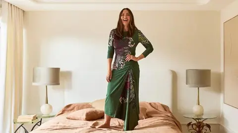 Tamara Falc&oacute; con colcha de Zara Home