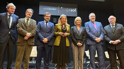 Almudena Mart&iacute;nez y Mar&iacute;a Jos&eacute; Garc&iacute;a-Pelayo en el &lsquo;Encuentro por la Constituci&oacute;n&rsquo; del Teatro Cajasol