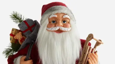 Mu&ntilde;eco de Santa con regalos de navidad en El Corte Ingl&eacute;s