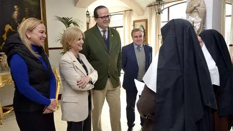 Mar&iacute;a Jos&eacute; Garc&iacute;a-Pelayo junto a las Hermanas de la Cruz