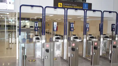 Usan a una ni&ntilde;a fingiendo ser una familia para introducir hach&iacute;s por el aeropuerto de Sevilla