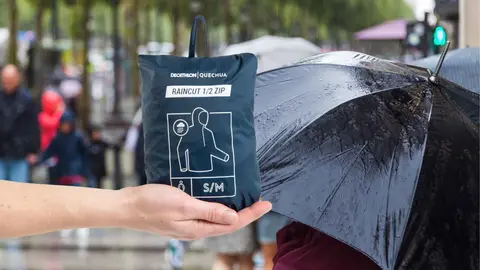 Chubasquero de monta&ntilde;a y trekking media cremallera Mujer Quechua Raincut de Decathlon