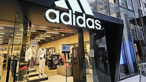 Tienda Adidas en invierno