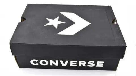 Caja de zapatillas y botines Converse
