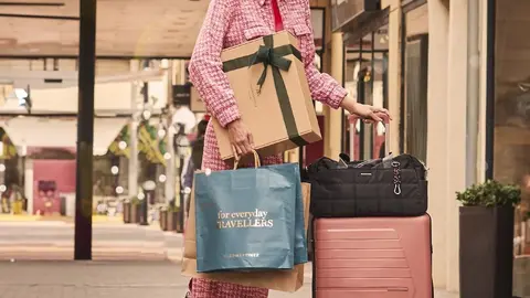 Mujer de compras con productos y bolsa de Paco Mart&iacute;nez