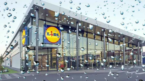 Tienda de Lidl en d&iacute;a de lluvia
