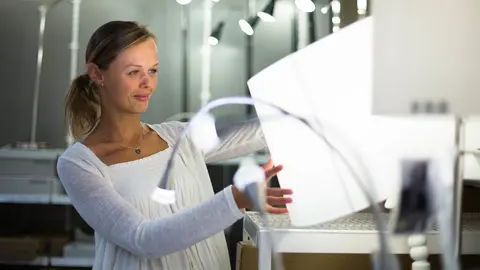 Mujer comprando en la secci&oacute;n de iluminaci&oacute;n de IKEA