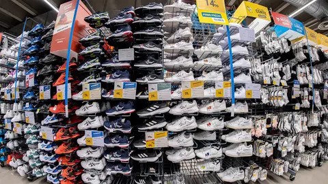 Secci&oacute;n de calzado deportivo de Decathlon