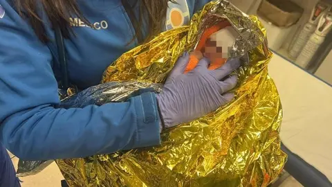 Encuentran a una reci&eacute;n nacida dentro de una bolsa de basura en un contenedor de Los Palacios
