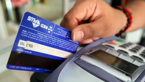 Roba la tarjeta bancaria de su abuelo y se dedica estafar con ella en Granada