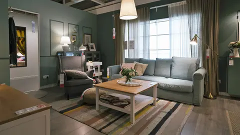 Interior de la sala de estar tem&aacute;tica vintage en IKEA