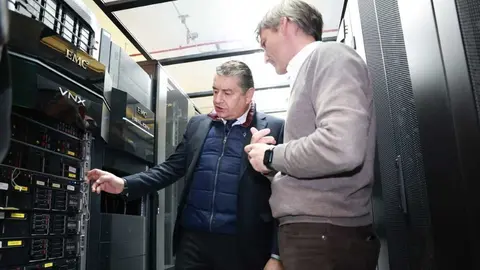 Antonio Sanz con el nuevo superordenador 'H&eacute;rcules'