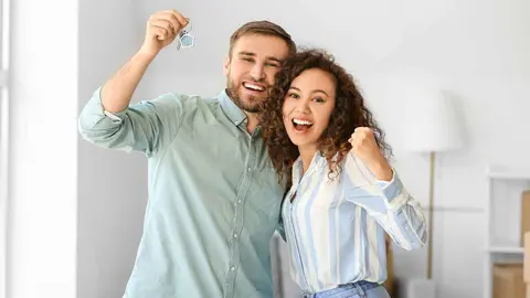 J&oacute;venes con las llaves de un piso