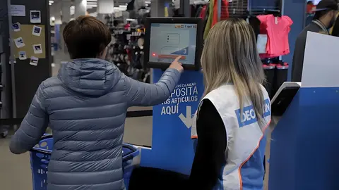Comprando en lineal de caja de Decathlon