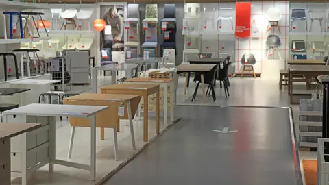 Secci&oacute;n de sillas y mesas de comedor en tienda IKEA