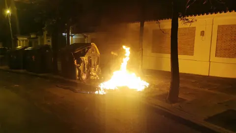 En llamas contenedores en la Glorieta &Aacute;ngel Garrido Cardoso
