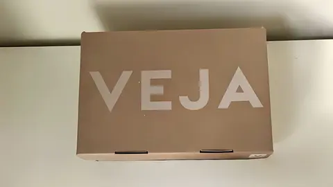 Caja de zapatillas VEJA 