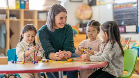 Una profesora con sus alumnos