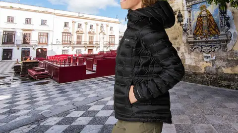 Mujer con chaqueta Pebble Peak de Columbia pasea por la Plaza de la Asunci&oacute;n de Jerez