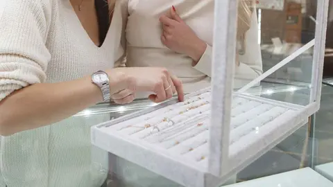 La joyer&iacute;a de Carrefour arrasa con estos pendientes de Coral en ORO de 18 kilates