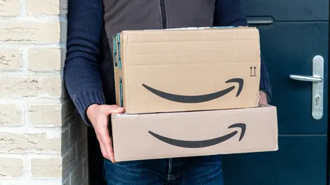 Repartidor de Amazon con paquetes
