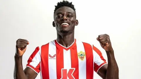 Iddrisu Baba posa con los colores de la UD Almer&iacute;a tras su fichaje