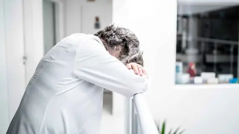 Un m&eacute;dico en una foto de archivo