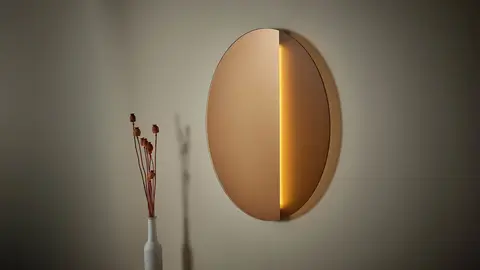 L&aacute;mpara LED pared-espejo VARMBLIXT de IKEA