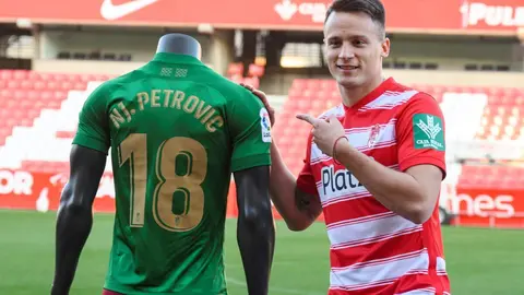 Njegos Petrovic, durante su presentaci&oacute;n con el Granada CF